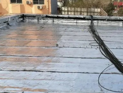 麦盖提卫生间漏水维修公司分享下麦盖提屋面楼顶防水刚性防水层施工要点。